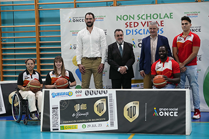 Foto de familia de la presentación del cupón dedicado al Centenario de la Federación Española de Baloncesto