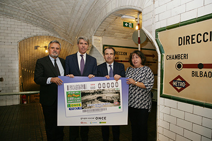 Foto de familia de la presentación del cupón dedicado al Centenario de Metro de Madrid