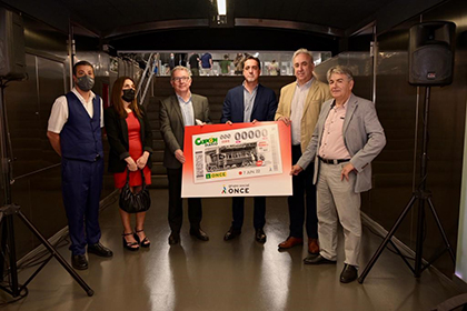 Foto de familia de la presentación del cupón dedicado al centenario del primer bus de Barcelona