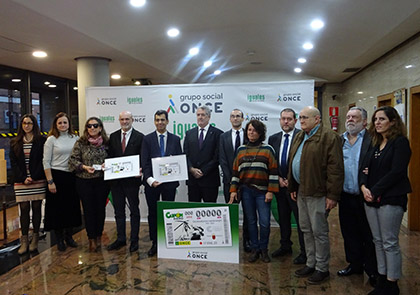 Foto de familia de la presentación del cupón dedicado al Centenario del primer vuelo del autogiro de Juan de la Cierva