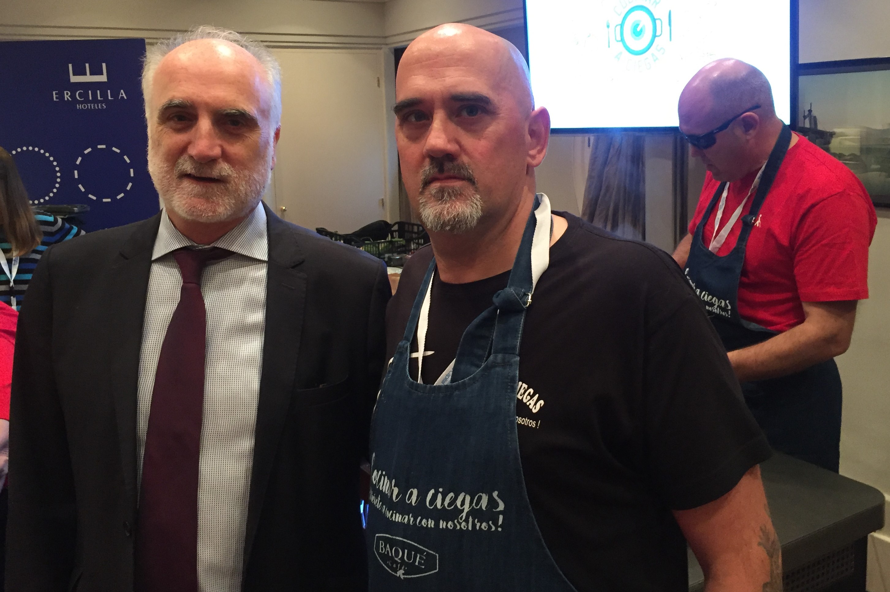 Juan Carlos Andueza y  el chef Ángel Palacios y tras ellos una persona ciega durante el taller de cocina