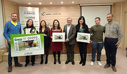 Foto de familia de la presentación del cupón dedicado al al Chopo Cabecero del Remolinar de Aguilar del Alfambra