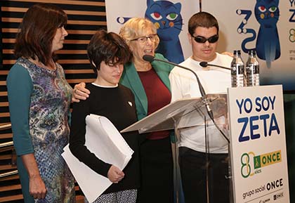 Manuela Carmena junto a unos niños ciegos durante la presentación de la versión en braille del cuento “Yo soy Zeta”