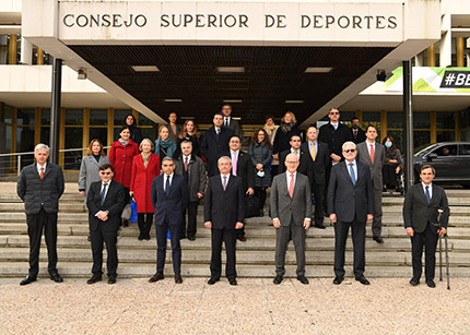Foto de cuerpo diplomático acreditado en España en la escalinata de entrada al Consejo Superior de Deportes