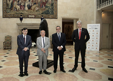 Foto de familia previa a la celebración del VI Encuentro Diplomacia para la Inclusión