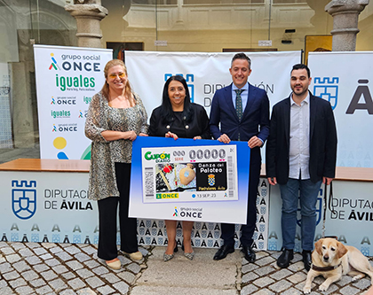 Foto de familia de la presentación del cupón dedicado a la Danza del Paloteo de Piedralaves