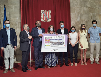 Foto de familia de la presentación del cupón dedicado al 125 aniversario de la Federación de Ciclismo de Illes Balears