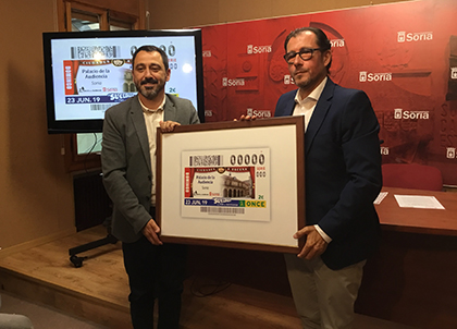 Javier Muñoz e Ismael Pérez presentan el cupón dedicado al Palacio de la Audiencia