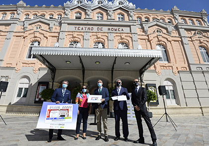 Foto de familia de la presentación del cupón dedicado al Teatro Romea, de Murcia