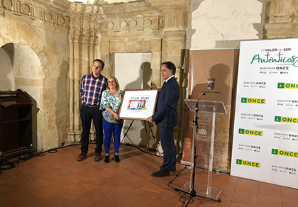 Carlos García Carbayo, alcalde de  Salamanca, y Mª Ángeles Ruano García, directora de la ONCE en Salamanca, presentan el cupón del Teatro Liceo