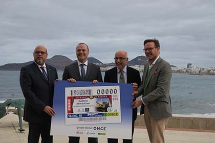 José Antonio López, Augusto Hidalgo, Antonio Morales y Tilman Kuttenkeul con una copia del cupón dedicado al Auditorio Alfredo Kraus