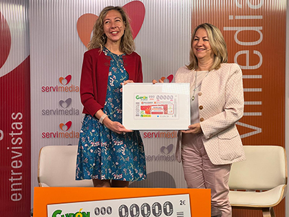 Patricia Sanz y Yolanda Besteiro, con una lámina enmarcada de este cupón