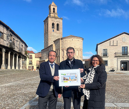 Vidal Galicia Jaramillo, Rodrigo Gonzalo Ramirez y Ana Carolina Roldán Zarza posan con una lámina enmarcada con el cupón protagonizado por Arévalo