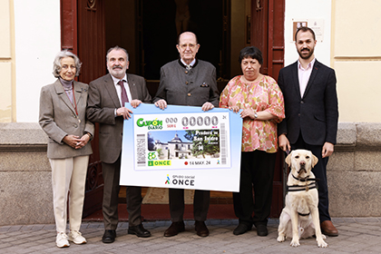 Foto de familia de la presentación del cupón de la ONCE dedicado a la Pradera de San Isidro