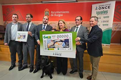 Foto de familia de la presentación del cupón de la ONCE dedicado a la Fiesta de los Titos, de Burgos
