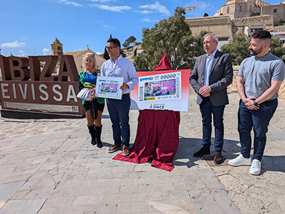 Foto de grupo posando con la imagen del cupón