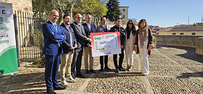 Foto de familia de la presentación del cupón dedicado a la exposición Esperanza, de Las Edades del Hombre, en Zamora