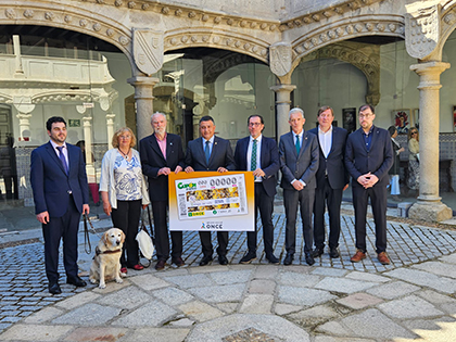 Foto de familia de la presentación del cupón dedicado al Aula Museo Abejas del Valle, en Poyales del Hoyo