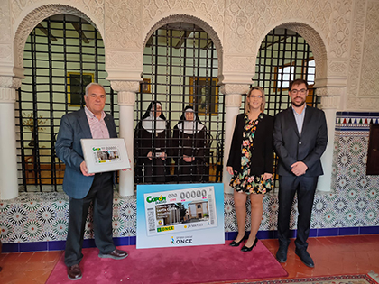 Foto de familia de la presentación del cupón dedicado al Convento de Santa Clara, en Astudillo