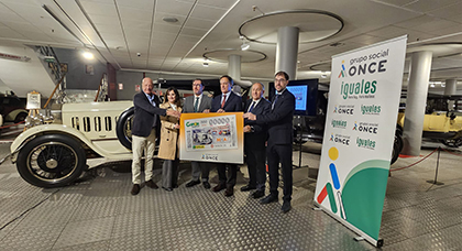 Foto de familia de la presentación del cupón dedicado al Museo de Historia de la Automoción, de Salamanca