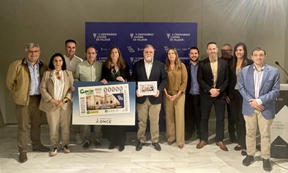 Fulgencio José Cerdán, alcalde de Villena; Estela Medina, directora de la ONCE en Alicante; José Ayelo, comisario delegado del V Centenario y Eva García, concejala delegada del V Centenario durante la presentado de este cupón.jpg