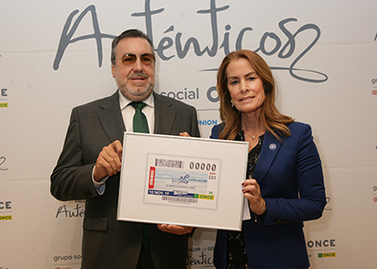 Miguel Carballeda y Theresa Zabell, con la lámina enmarcada del cupón dedicado al 20 aniversario de la Fundación Ecomar