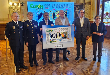 Foto de familia tras la presentación de la imagen del cupón