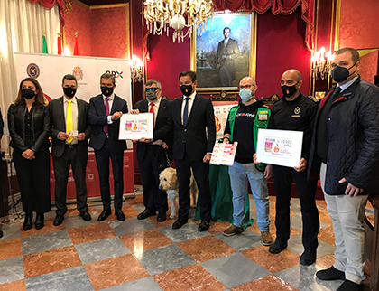 Foto de familia de la presentación del cupón dedicado a los bomberos de Granada