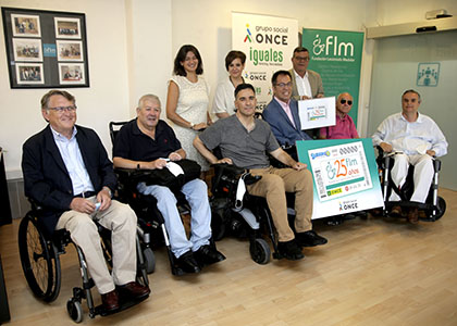 Foto de familia de la presentación del cupón dedicado al 25 aniversario de la Fundación del Lesionado Medular