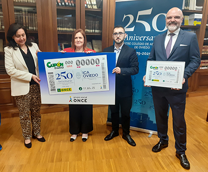 Foto de familia de la presentación del cupón dedicado al 250 aniversario del Ilustre Colegio de ABogados de Oviedo