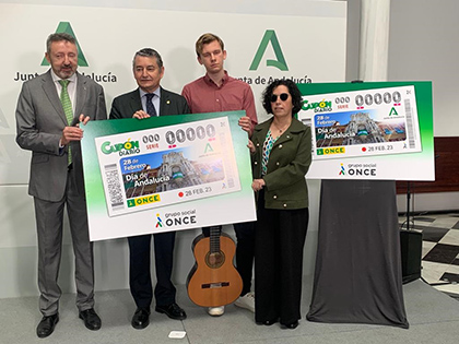 Cristóbal Martínez, Antonio Sanz, Roman ZaiachkiuskYi e Isabel Viruet, con una copia gigante del cupón