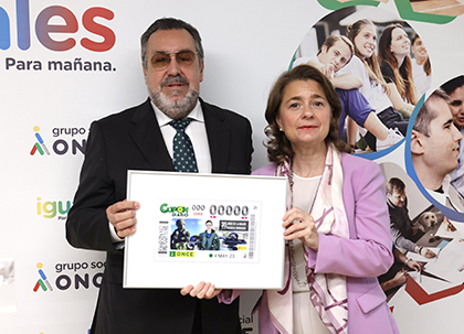 Adoración Mateos y Miguel Carballeda, con una lámina enmarcada del cupón dedicado al 35 aniversario de la incorporación de la mujer a las Fuerzas Armadas