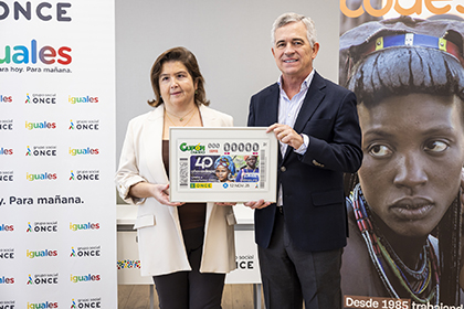 Bárbara Palau entrega a José Ignacio González-Aller, una lámina enmarcada con este cupón