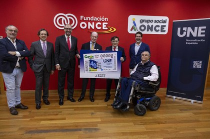 Foto de familia de la presentación del cupón dedicado al 40 aniversario de UNE Normalización Española