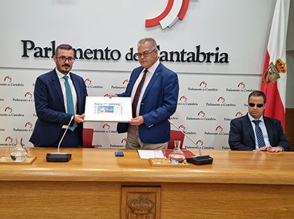 Oscar Pérez y Joaquín Gómez, con una copia enmarcada de este cupón