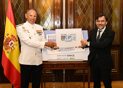 Alberto Durán entrega al teniente general del Cuerpo de Infantería de Marina Francisco de Paula Bisbal Pons una lámina con el cupón