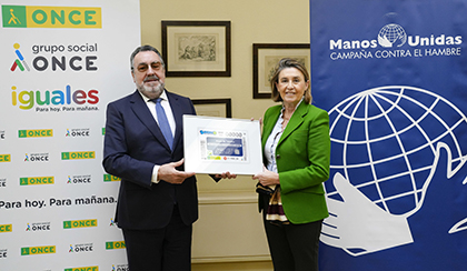 Miguel Carballeda y Cecilia Pilar Gracia, on una lámina enmracada del cupón dedicado al 65 aniversario de Manos Unidas