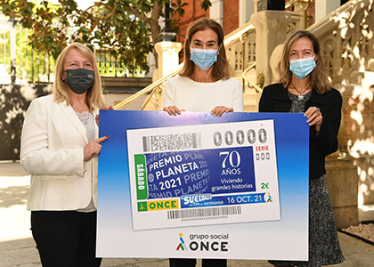 De izquierda a derecha, Carmen Bayarri, Carmen Posadas y Patricia Sanz, con una copia gigante del cupón dedicado a los 70 años del Premio Planeta