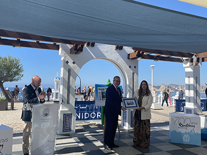 Estela Medina entrega al alcalde de Benidorm una lámina enmarcada con este cupón