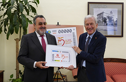 Miguel Carballeda entrega a Manuel Bretón una lámina enmarcada con este cupón
