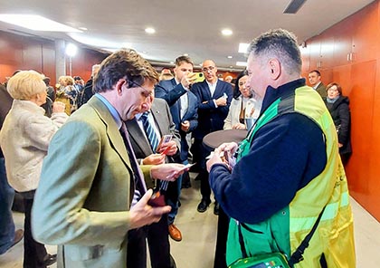 El alcalde de Madrid comprando cupones de la ONCE