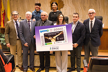 Foto de familia de la presentación del cupón dedicado al el 75 aniversario de la Cofradía del Silencio y Santo Vía Crucis, de Albacete