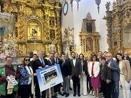 Foto de familia de la presentación del cupón dedicado al 80 aniversario del Cristo Yacente de la Hermandad de Labradores Paso Azul, de Lorca