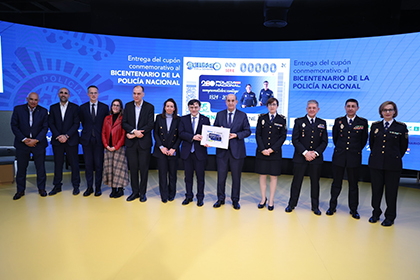 Foto de familia de la presentación del cupón de la ONCE dedicado al Bicentenario de la Policía Nacional