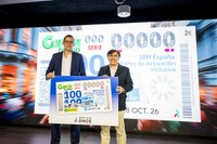 Horacio Morell y Alberto Durán, con una copia gigante de este cupón