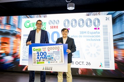 Horacio Morell y Alberto Durán, con una copia gigante de este cupón