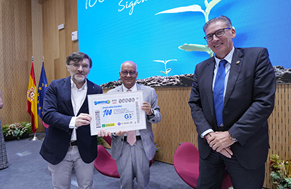Foto de familia de la presentación del cupón dedicado al centenario de los graduados sociales