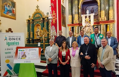 Foto de familia de la presentación del cupón dedicado a la Centenario de la Virgen de las Angustias de Guadix