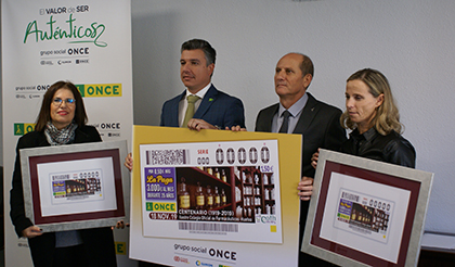 Foto de familia de la presentación del cupón de la ONCE dedicado al Centenario del Colegio de Farmacéuticos de Huelva