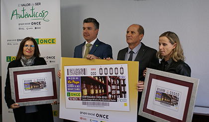 Foto de familia de la presentación del cupón de la ONCE dedicado al Centenario del Colegio de Farmacéuticos de Huelva